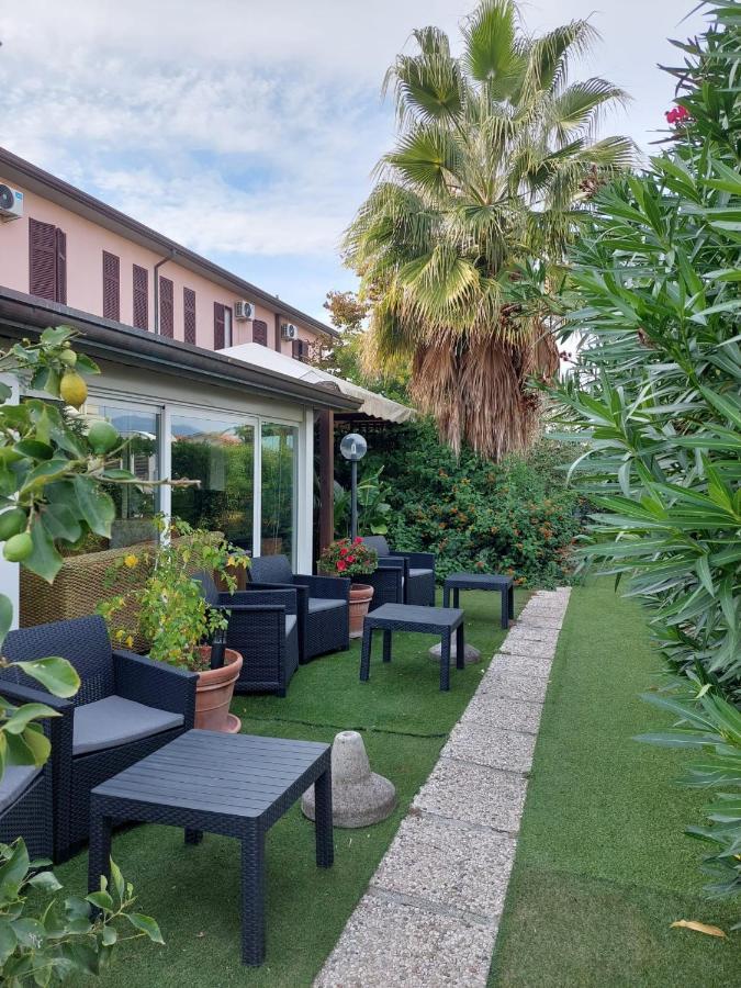 Hotel Patrizia Marina di Massa Bagian luar foto
