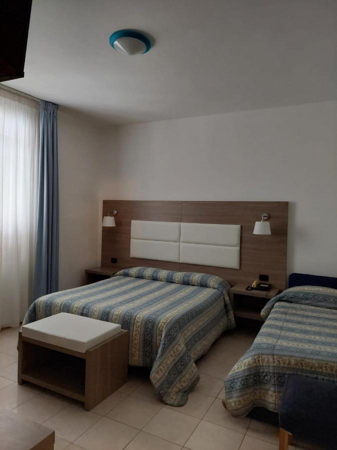 Hotel Patrizia Marina di Massa Bagian luar foto