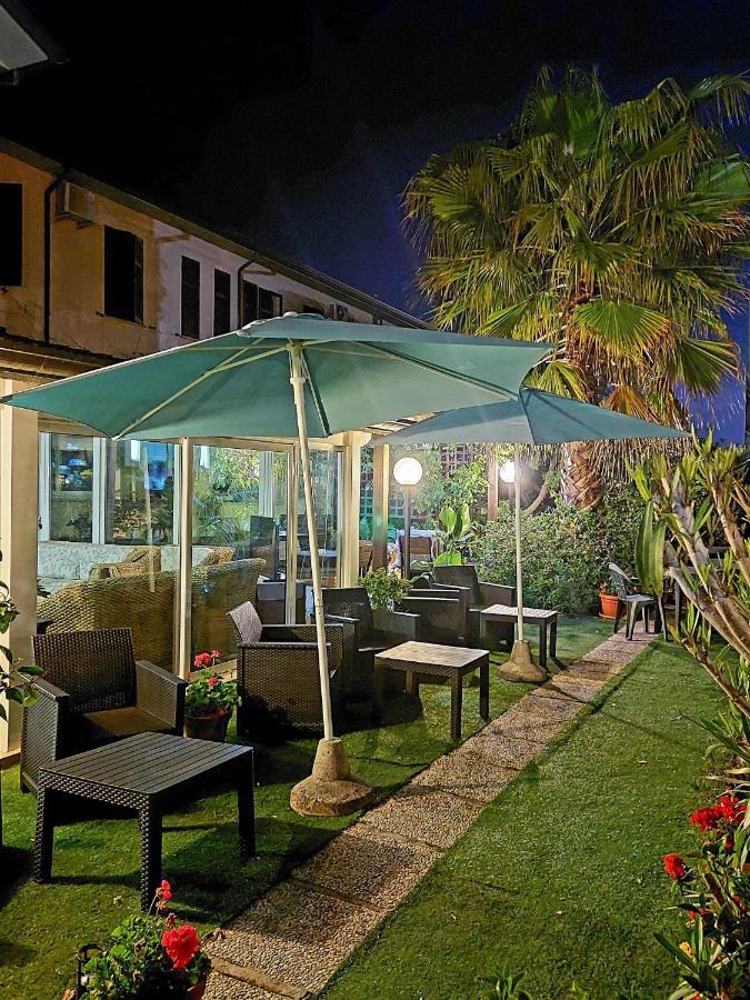 Hotel Patrizia Marina di Massa Bagian luar foto