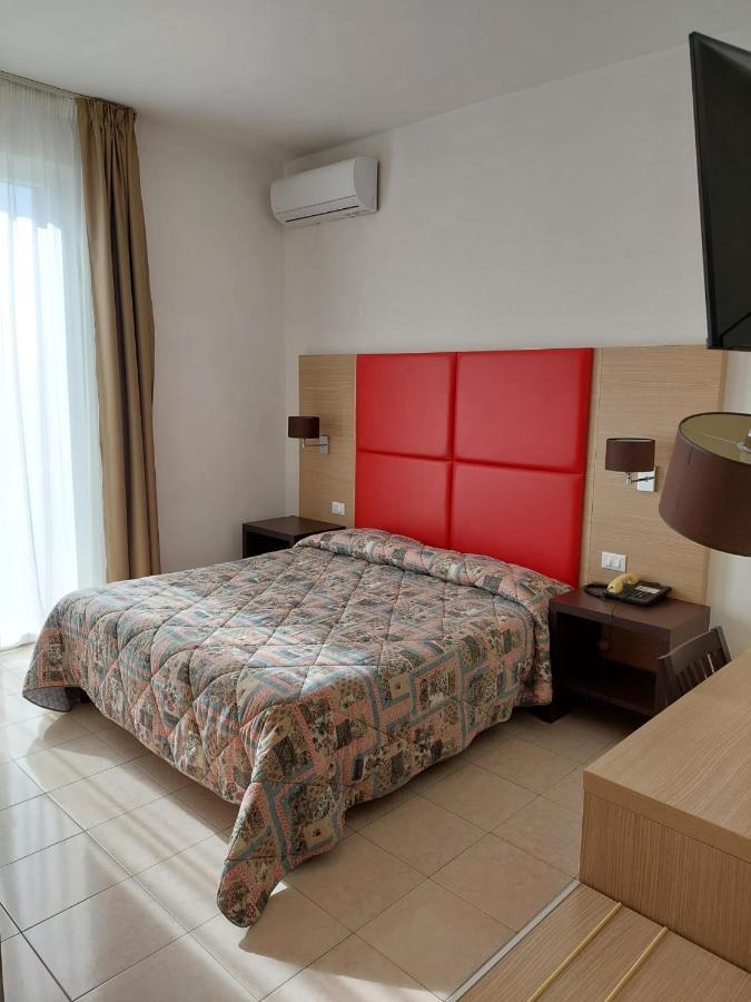 Hotel Patrizia Marina di Massa Bagian luar foto