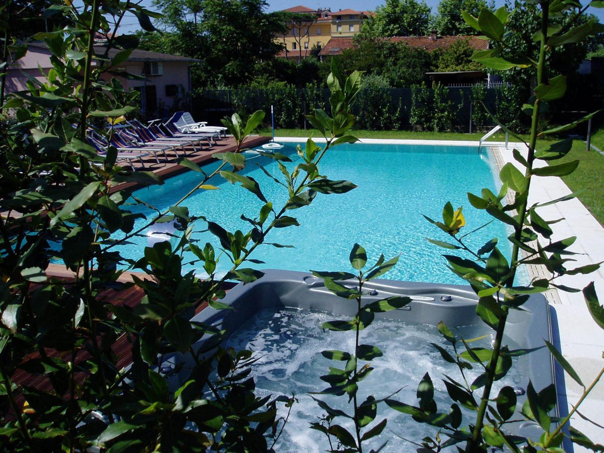 Hotel Patrizia Marina di Massa Bagian luar foto