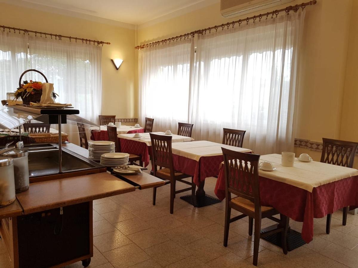 Hotel Patrizia Marina di Massa Bagian luar foto