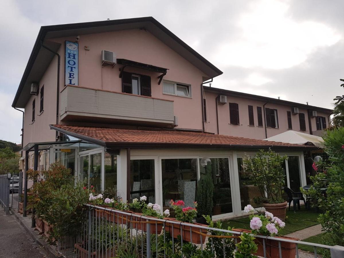 Hotel Patrizia Marina di Massa Bagian luar foto
