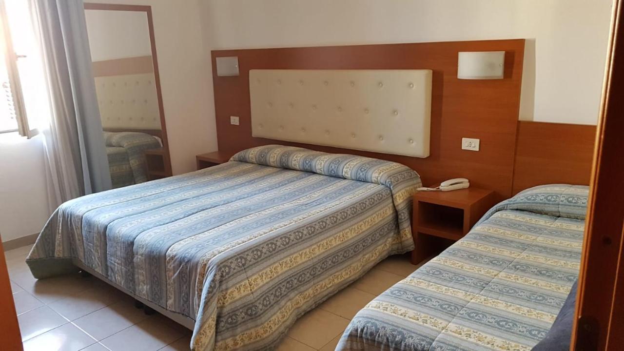 Hotel Patrizia Marina di Massa Bagian luar foto