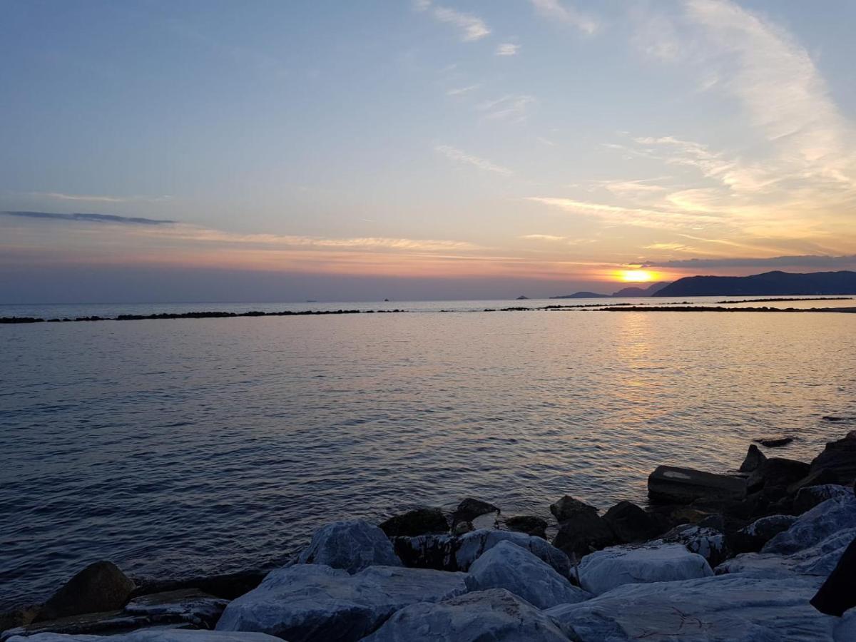 Hotel Patrizia Marina di Massa Bagian luar foto