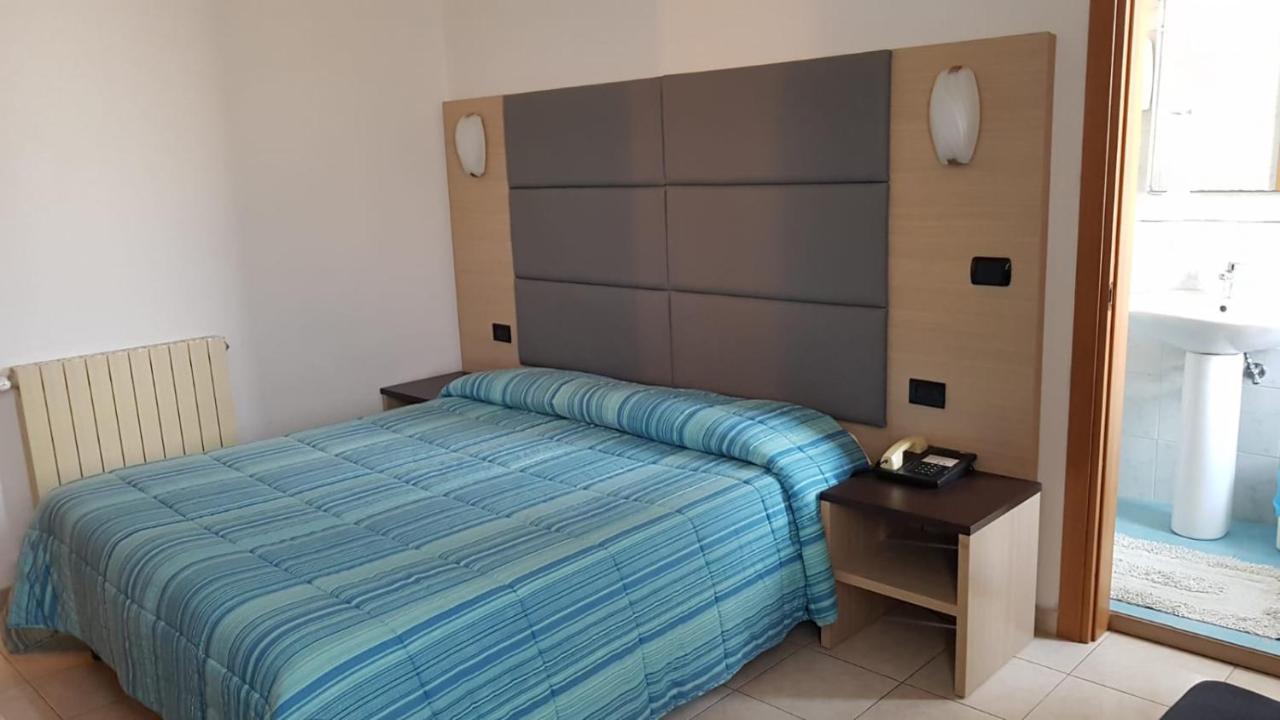 Hotel Patrizia Marina di Massa Bagian luar foto