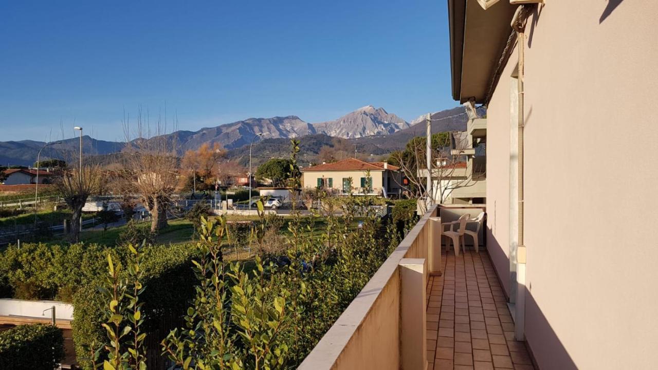 Hotel Patrizia Marina di Massa Bagian luar foto