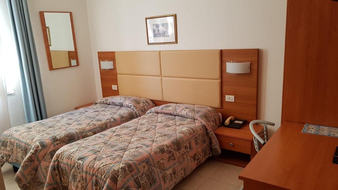 Hotel Patrizia Marina di Massa Bagian luar foto
